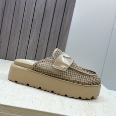 Prada 2026春夏新款穆勒女鞋 普拉达字母logo标志性徽章三角五金扣厚底圆头凉拖鞋 材质:鞋面进 Prada 2026春夏新款穆勒女鞋 普拉达字母logo标志性徽章三角五金扣厚底圆头凉拖鞋 材质:鞋面进