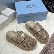 Prada 2026春夏新款穆勒女鞋 普拉达字母logo标志性徽章三角五金扣厚底圆头凉拖鞋 材质:鞋面进 Prada 2026春夏新款穆勒女鞋 普拉达字母logo标志性徽章三角五金扣厚底圆头凉拖鞋 材质:鞋面进