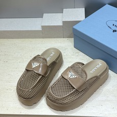 Prada 2026春夏新款穆勒女鞋 普拉达字母logo标志性徽章三角五金扣厚底圆头凉拖鞋 材质:鞋面进 Prada 2026春夏新款穆勒女鞋 普拉达字母logo标志性徽章三角五金扣厚底圆头凉拖鞋 材质:鞋面进