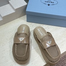 Prada 2026春夏新款穆勒女鞋 普拉达字母logo标志性徽章三角五金扣厚底圆头凉拖鞋 材质:鞋面进 Prada 2026春夏新款穆勒女鞋 普拉达字母logo标志性徽章三角五金扣厚底圆头凉拖鞋 材质:鞋面进
