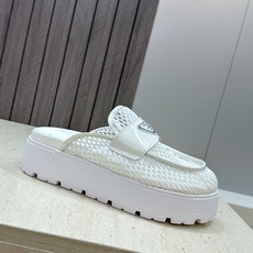 Prada 2026春夏新款穆勒女鞋 普拉达字母logo标志性徽章三角五金扣厚底圆头凉拖鞋 材质:鞋面进 Prada 2026春夏新款穆勒女鞋 普拉达字母logo标志性徽章三角五金扣厚底圆头凉拖鞋 材质:鞋面进