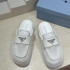 Prada 2026春夏新款穆勒女鞋 普拉达字母logo标志性徽章三角五金扣厚底圆头凉拖鞋 材质:鞋面进 Prada 2026春夏新款穆勒女鞋 普拉达字母logo标志性徽章三角五金扣厚底圆头凉拖鞋 材质:鞋面进