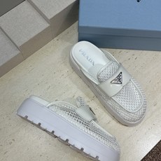 Prada 2026春夏新款穆勒女鞋 普拉达字母logo标志性徽章三角五金扣厚底圆头凉拖鞋 材质:鞋面进 Prada 2026春夏新款穆勒女鞋 普拉达字母logo标志性徽章三角五金扣厚底圆头凉拖鞋 材质:鞋面进