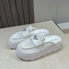 Prada 2026春夏新款穆勒女鞋 普拉达字母logo标志性徽章三角五金扣厚底圆头凉拖鞋 材质:鞋面进 Prada 2026春夏新款穆勒女鞋 普拉达字母logo标志性徽章三角五金扣厚底圆头凉拖鞋 材质:鞋面进