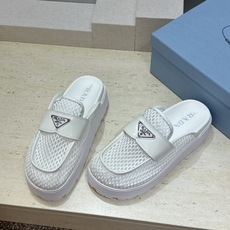 Prada 2026春夏新款穆勒女鞋 普拉达字母logo标志性徽章三角五金扣厚底圆头凉拖鞋 材质:鞋面进 Prada 2026春夏新款穆勒女鞋 普拉达字母logo标志性徽章三角五金扣厚底圆头凉拖鞋 材质:鞋面进