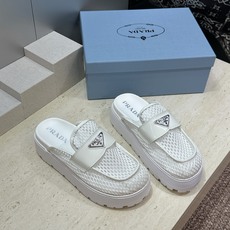 Prada 2026春夏新款穆勒女鞋 普拉达字母logo标志性徽章三角五金扣厚底圆头凉拖鞋 材质:鞋面进 Prada 2026春夏新款穆勒女鞋 普拉达字母logo标志性徽章三角五金扣厚底圆头凉拖鞋 材质:鞋面进