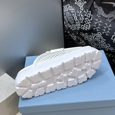 Prada 2026春夏新款穆勒女鞋 普拉达字母logo标志性徽章三角五金扣厚底圆头凉拖鞋 材质:鞋面进 Prada 2026春夏新款穆勒女鞋 普拉达字母logo标志性徽章三角五金扣厚底圆头凉拖鞋 材质:鞋面进