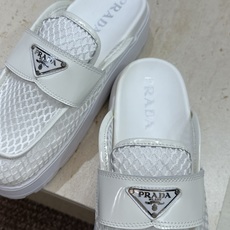 Prada 2026春夏新款穆勒女鞋 普拉达字母logo标志性徽章三角五金扣厚底圆头凉拖鞋 材质:鞋面进 Prada 2026春夏新款穆勒女鞋 普拉达字母logo标志性徽章三角五金扣厚底圆头凉拖鞋 材质:鞋面进