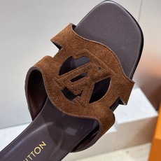 顶级版 Louis Vuitton 2026春夏新款果冻色镂空女鞋 LV 字母logo平底方头沙滩凉拖鞋 顶级版 Louis Vuitton 2026春夏新款果冻色镂空女鞋 LV 字母logo平底方头沙滩凉拖鞋