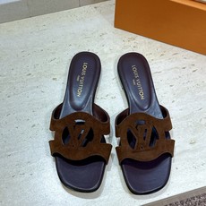 顶级版 Louis Vuitton 2026春夏新款果冻色镂空女鞋 LV 字母logo平底方头沙滩凉拖鞋 顶级版 Louis Vuitton 2026春夏新款果冻色镂空女鞋 LV 字母logo平底方头沙滩凉拖鞋