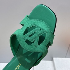 顶级版 Louis Vuitton 2026春夏新款果冻色镂空女鞋 LV 字母logo平底方头沙滩凉拖鞋 顶级版 Louis Vuitton 2026春夏新款果冻色镂空女鞋 LV 字母logo平底方头沙滩凉拖鞋