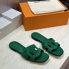 顶级版 Louis Vuitton 2026春夏新款果冻色镂空女鞋 LV 字母logo平底方头沙滩凉拖鞋 顶级版 Louis Vuitton 2026春夏新款果冻色镂空女鞋 LV 字母logo平底方头沙滩凉拖鞋