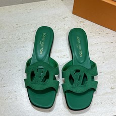 顶级版 Louis Vuitton 2026春夏新款果冻色镂空女鞋 LV 字母logo平底方头沙滩凉拖鞋 顶级版 Louis Vuitton 2026春夏新款果冻色镂空女鞋 LV 字母logo平底方头沙滩凉拖鞋