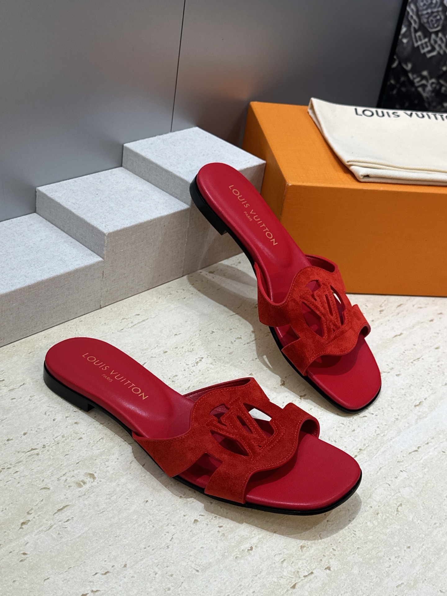 顶级版 Louis Vuitton 2026春夏新款果冻色镂空女鞋 LV 字母logo平底方头沙滩凉拖鞋