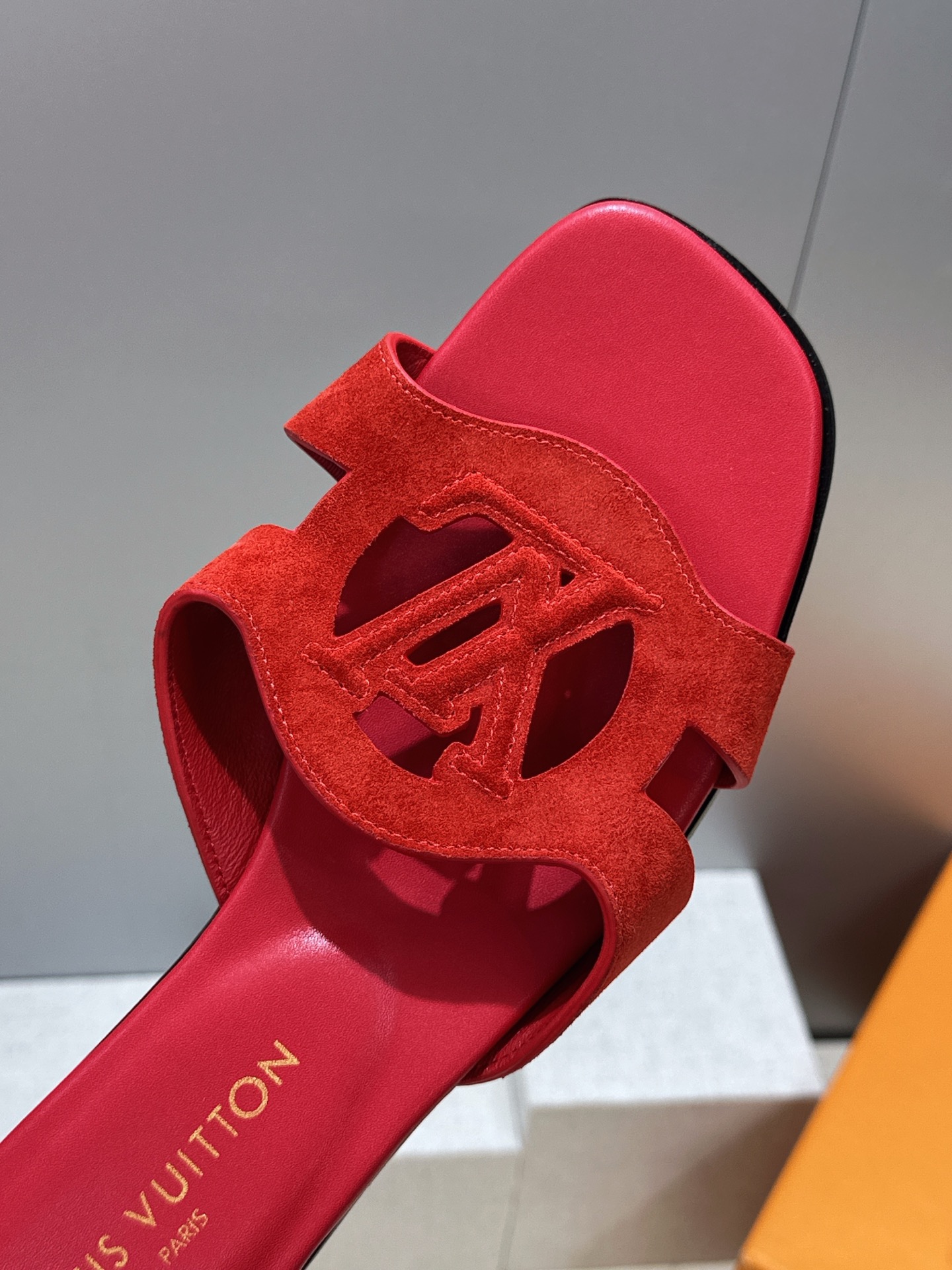 顶级版 Louis Vuitton 2026春夏新款果冻色镂空女鞋 LV 字母logo平底方头沙滩凉拖鞋