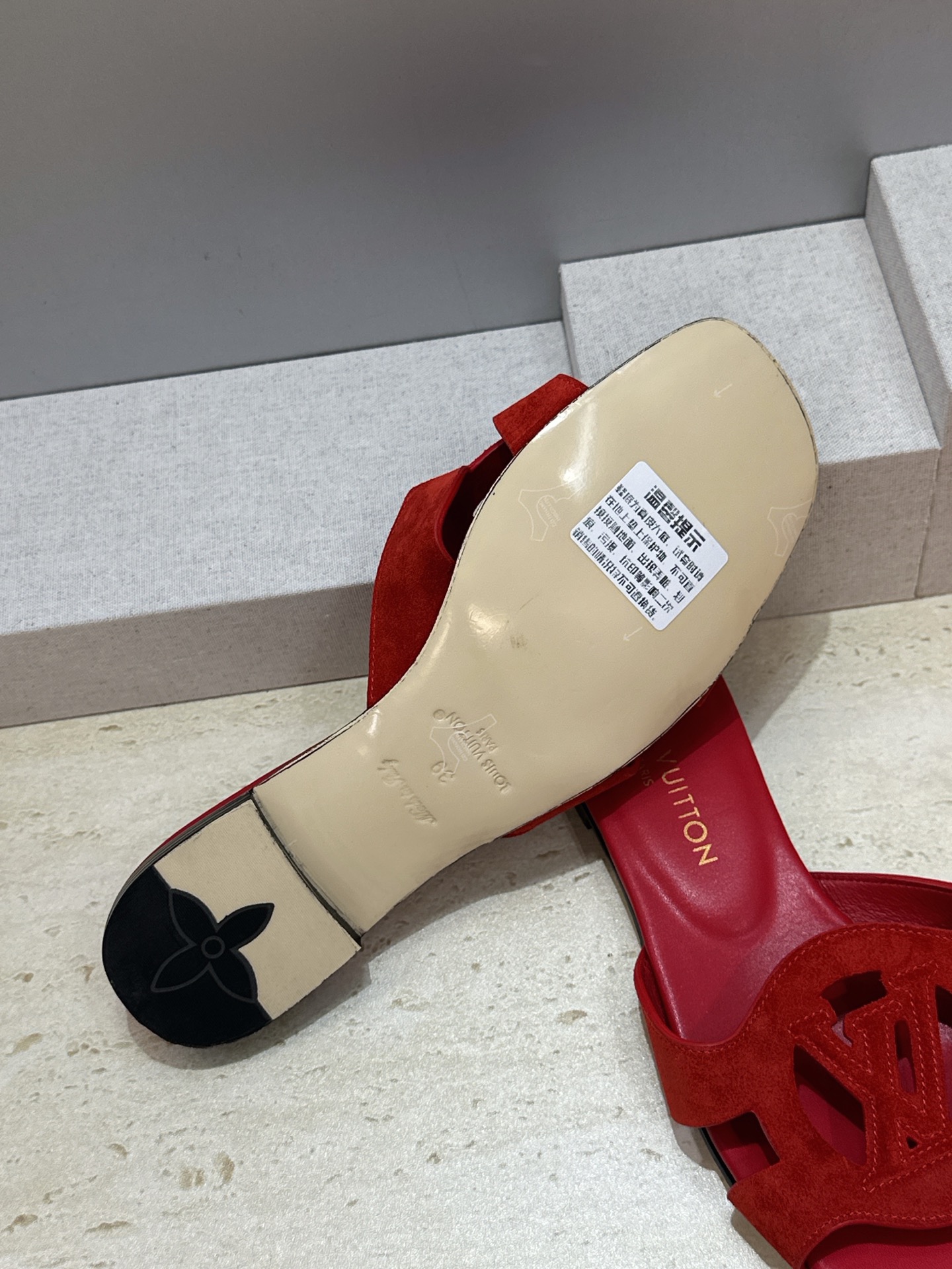 顶级版 Louis Vuitton 2026春夏新款果冻色镂空女鞋 LV 字母logo平底方头沙滩凉拖鞋