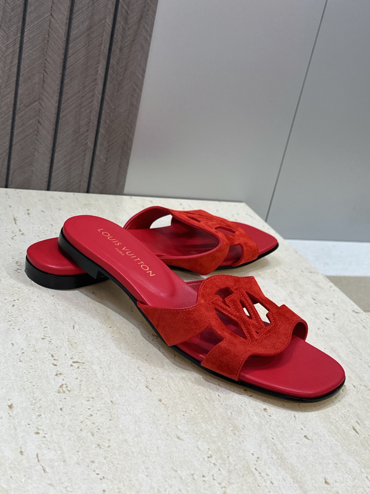 顶级版 Louis Vuitton 2026春夏新款果冻色镂空女鞋 LV 字母logo平底方头沙滩凉拖鞋