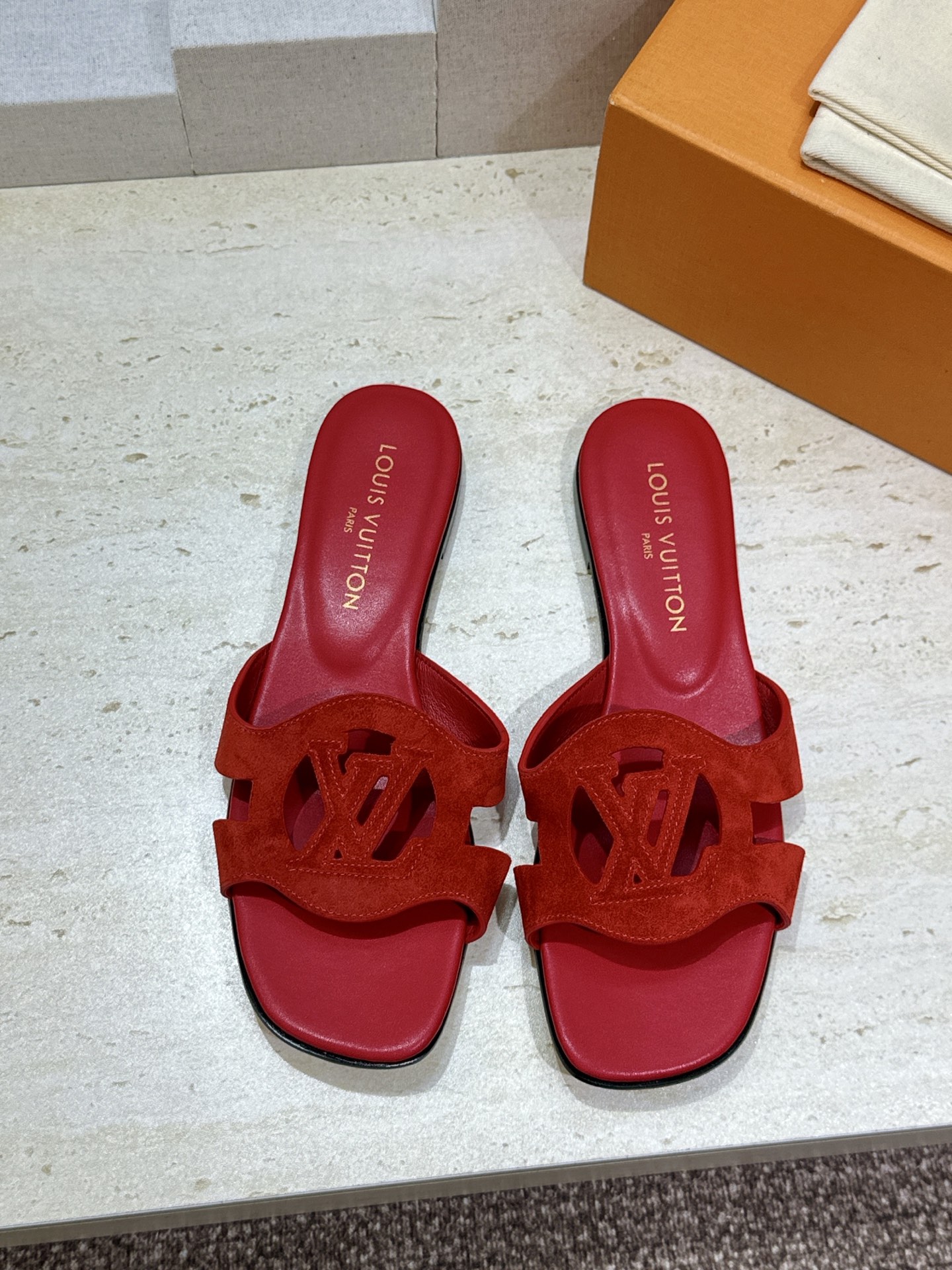 顶级版 Louis Vuitton 2026春夏新款果冻色镂空女鞋 LV 字母logo平底方头沙滩凉拖鞋
