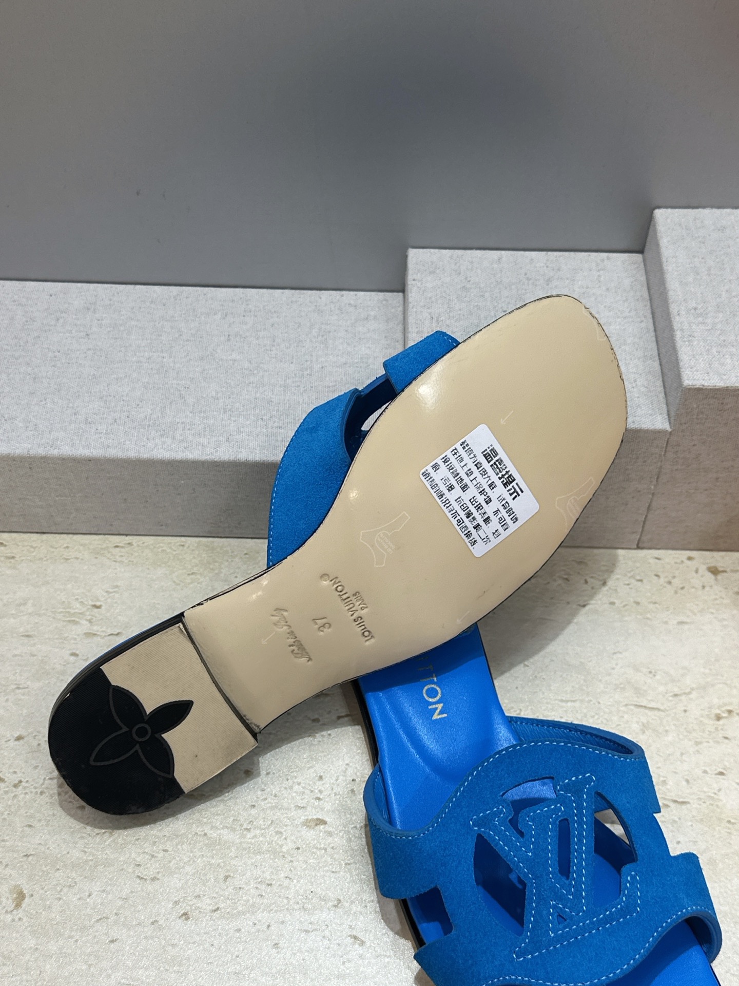 顶级版 Louis Vuitton 2026春夏新款果冻色镂空女鞋 LV 字母logo平底方头沙滩凉拖鞋