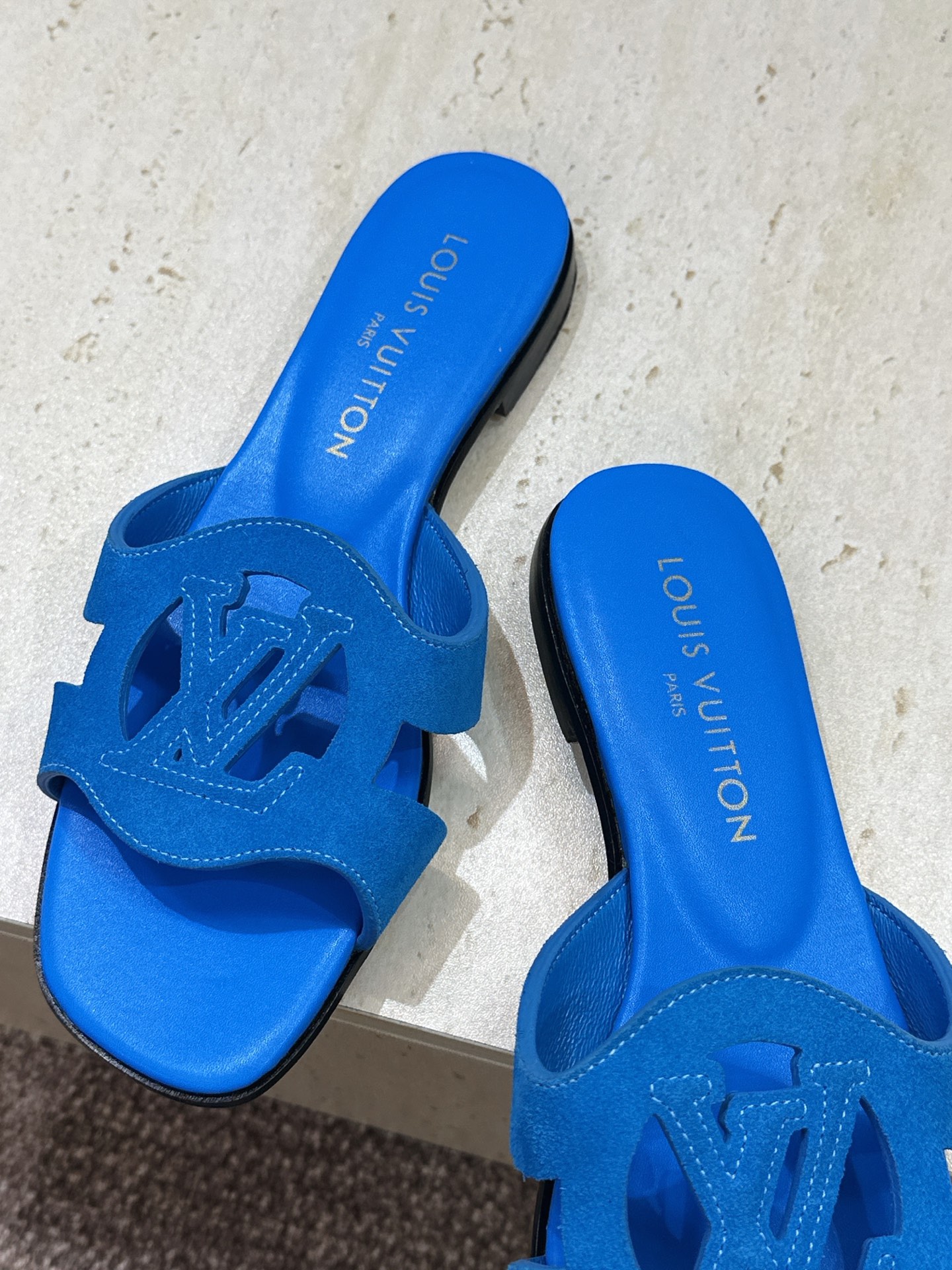 顶级版 Louis Vuitton 2026春夏新款果冻色镂空女鞋 LV 字母logo平底方头沙滩凉拖鞋