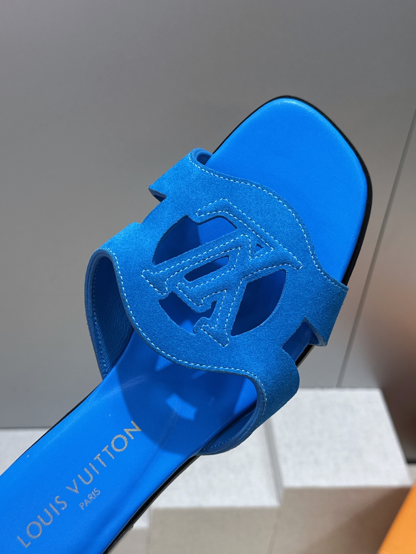 顶级版 Louis Vuitton 2026春夏新款果冻色镂空女鞋 LV 字母logo平底方头沙滩凉拖鞋