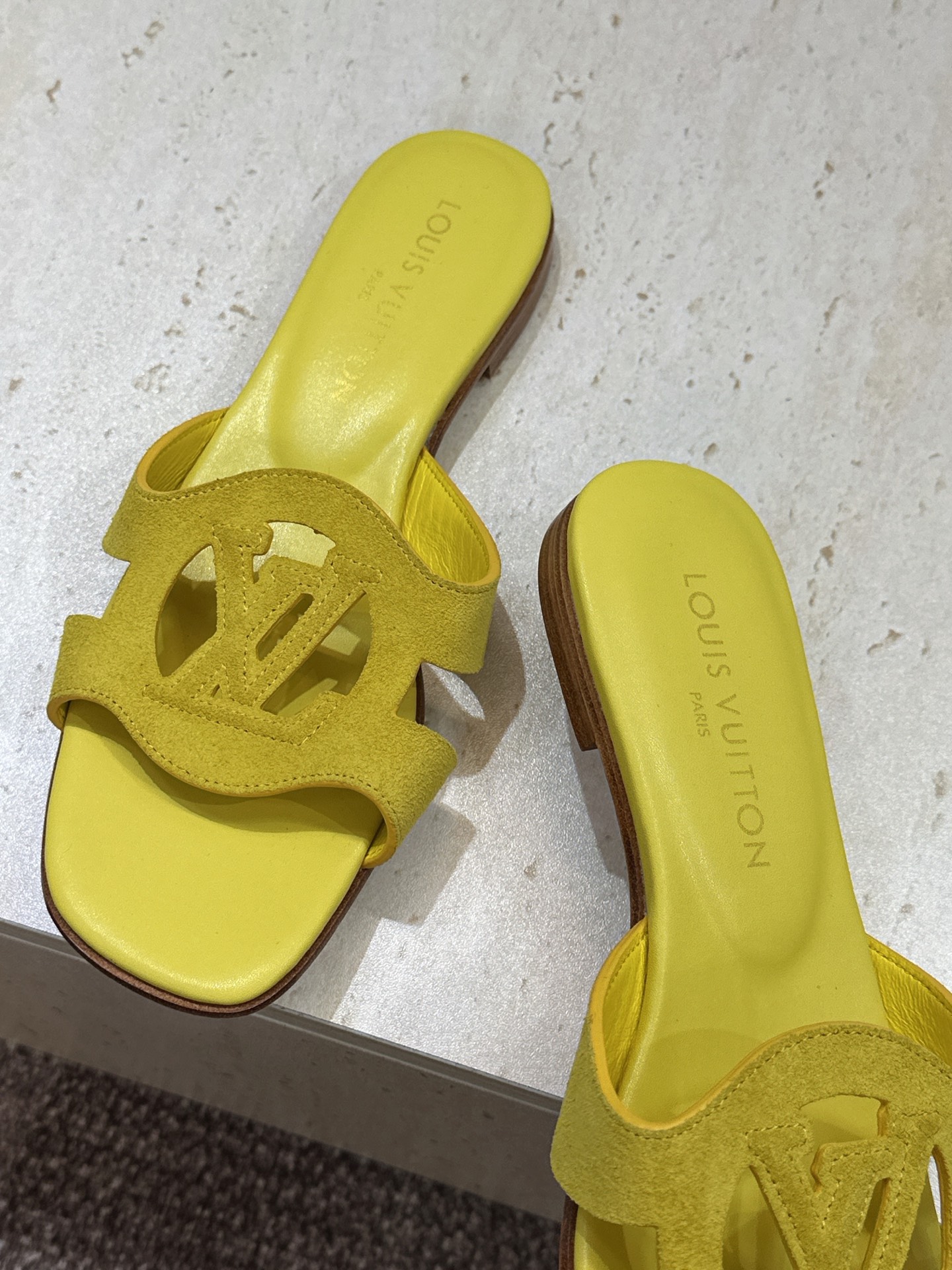 顶级版 Louis Vuitton 2026春夏新款果冻色镂空女鞋 LV 字母logo平底方头沙滩凉拖鞋