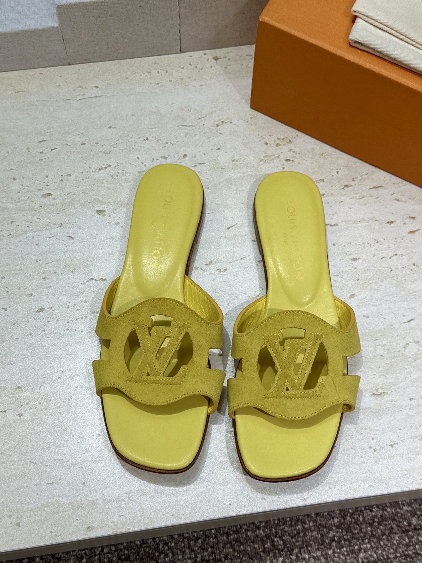 顶级版 Louis Vuitton 2026春夏新款果冻色镂空女鞋 LV 字母logo平底方头沙滩凉拖鞋