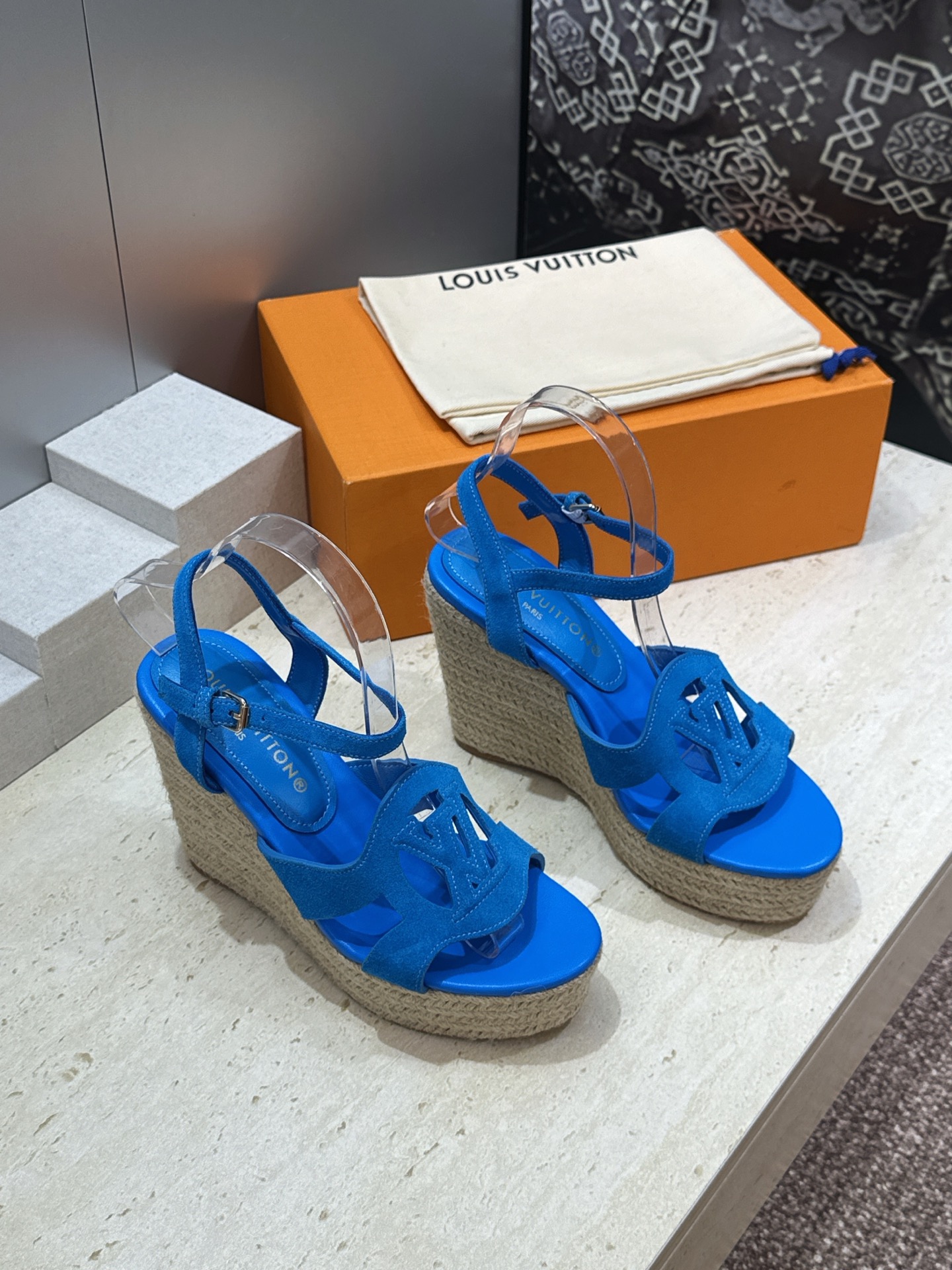 顶级版 Louis Vuitton 春夏新款厚底脚环绑带果冻色防水台女鞋  Lv字母logo镂空草编坡跟
