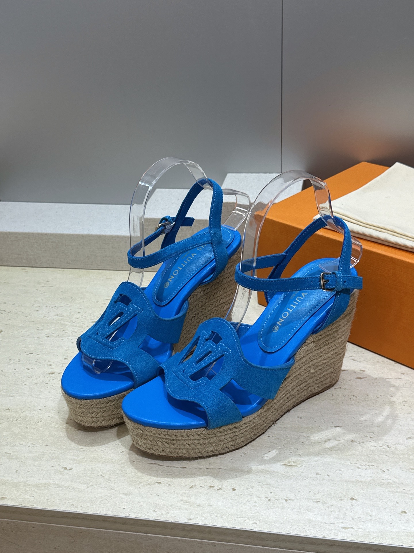 顶级版 Louis Vuitton 春夏新款厚底脚环绑带果冻色防水台女鞋  Lv字母logo镂空草编坡跟
