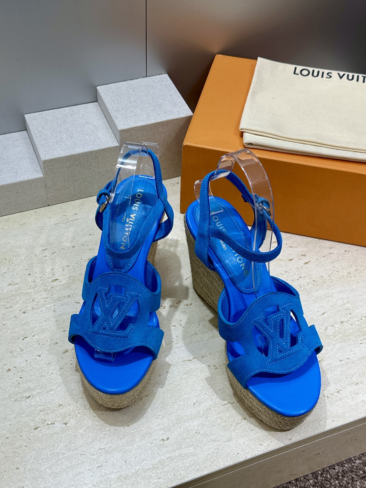 顶级版 Louis Vuitton 春夏新款厚底脚环绑带果冻色防水台女鞋  Lv字母logo镂空草编坡跟