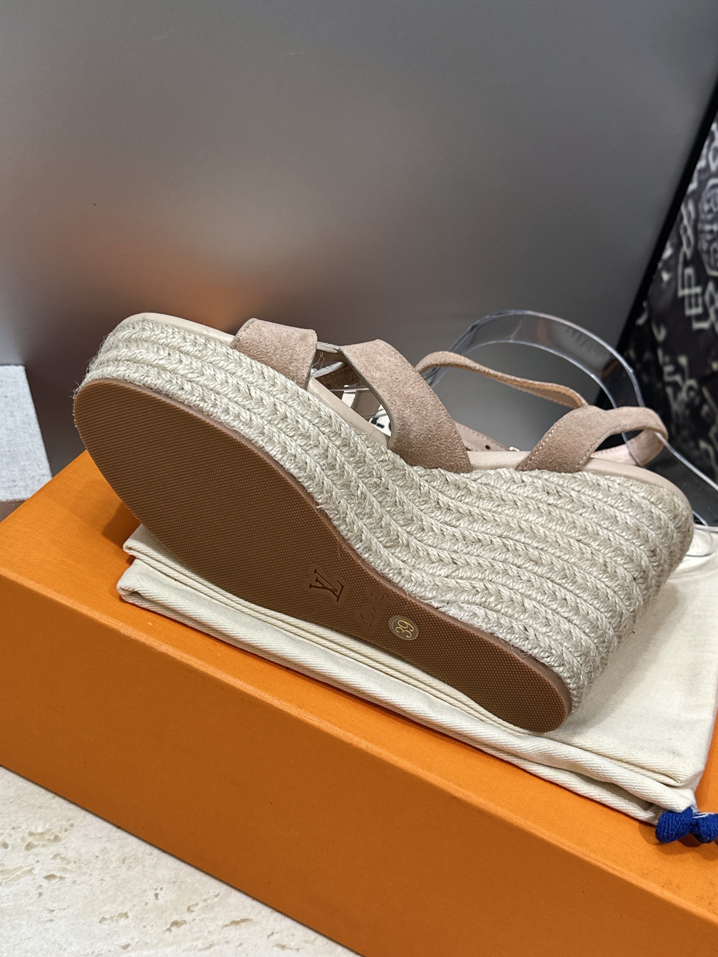 顶级版 Louis Vuitton 春夏新款厚底脚环绑带果冻色防水台女鞋  Lv字母logo镂空草编坡跟