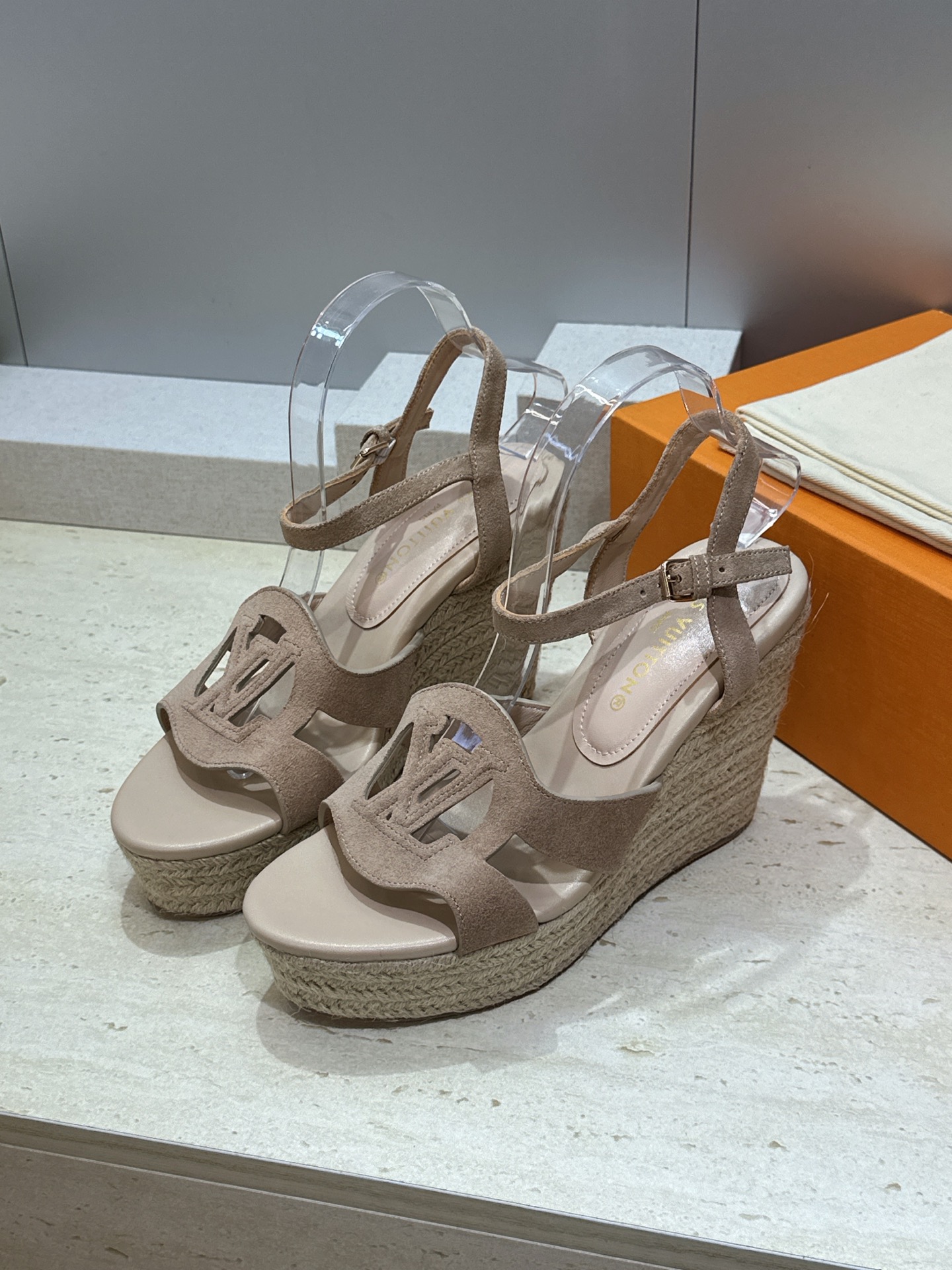 顶级版 Louis Vuitton 春夏新款厚底脚环绑带果冻色防水台女鞋  Lv字母logo镂空草编坡跟