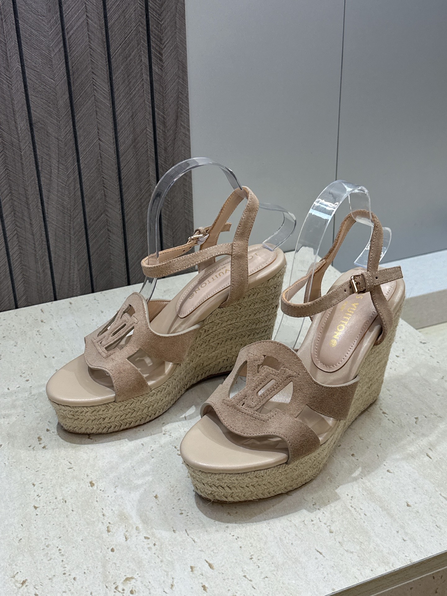 顶级版 Louis Vuitton 春夏新款厚底脚环绑带果冻色防水台女鞋  Lv字母logo镂空草编坡跟