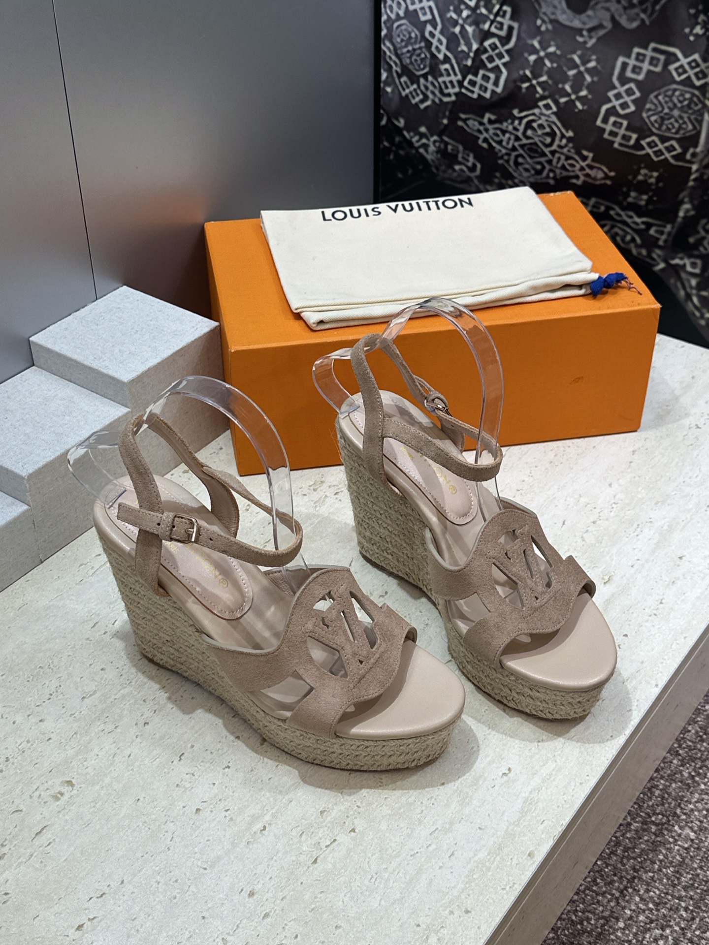 顶级版 Louis Vuitton 春夏新款厚底脚环绑带果冻色防水台女鞋  Lv字母logo镂空草编坡跟