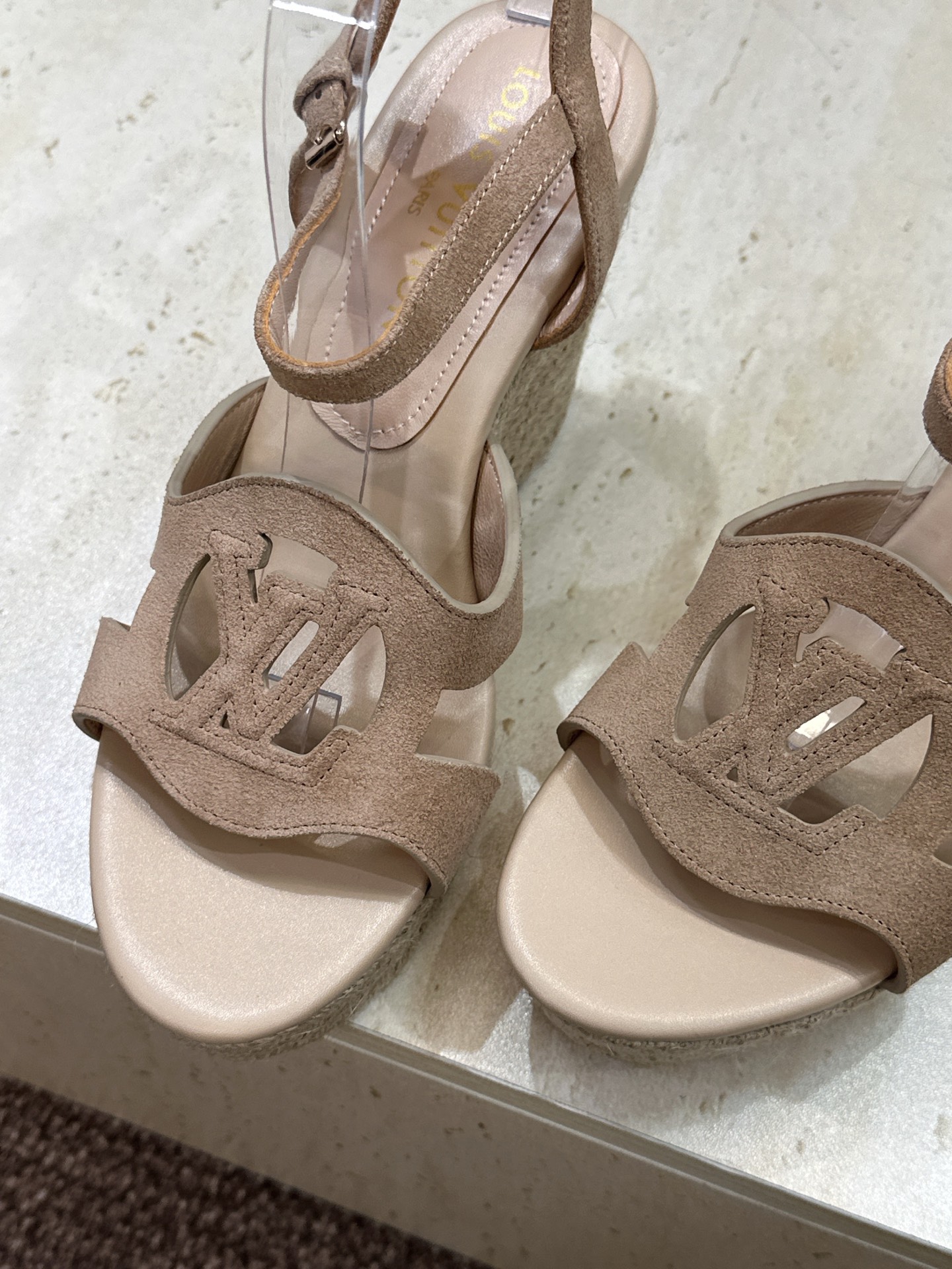 顶级版 Louis Vuitton 春夏新款厚底脚环绑带果冻色防水台女鞋  Lv字母logo镂空草编坡跟