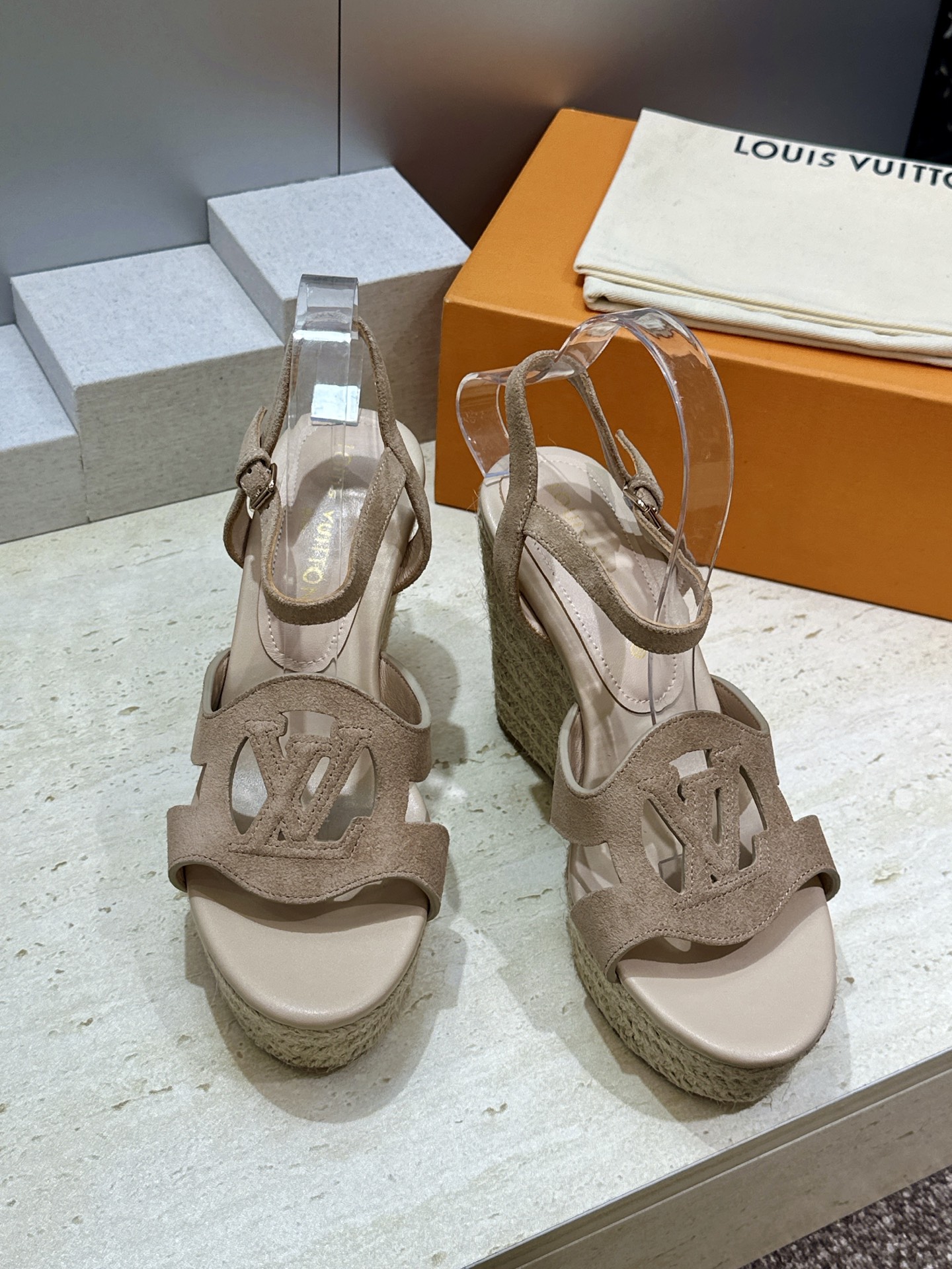 顶级版 Louis Vuitton 春夏新款厚底脚环绑带果冻色防水台女鞋  Lv字母logo镂空草编坡跟