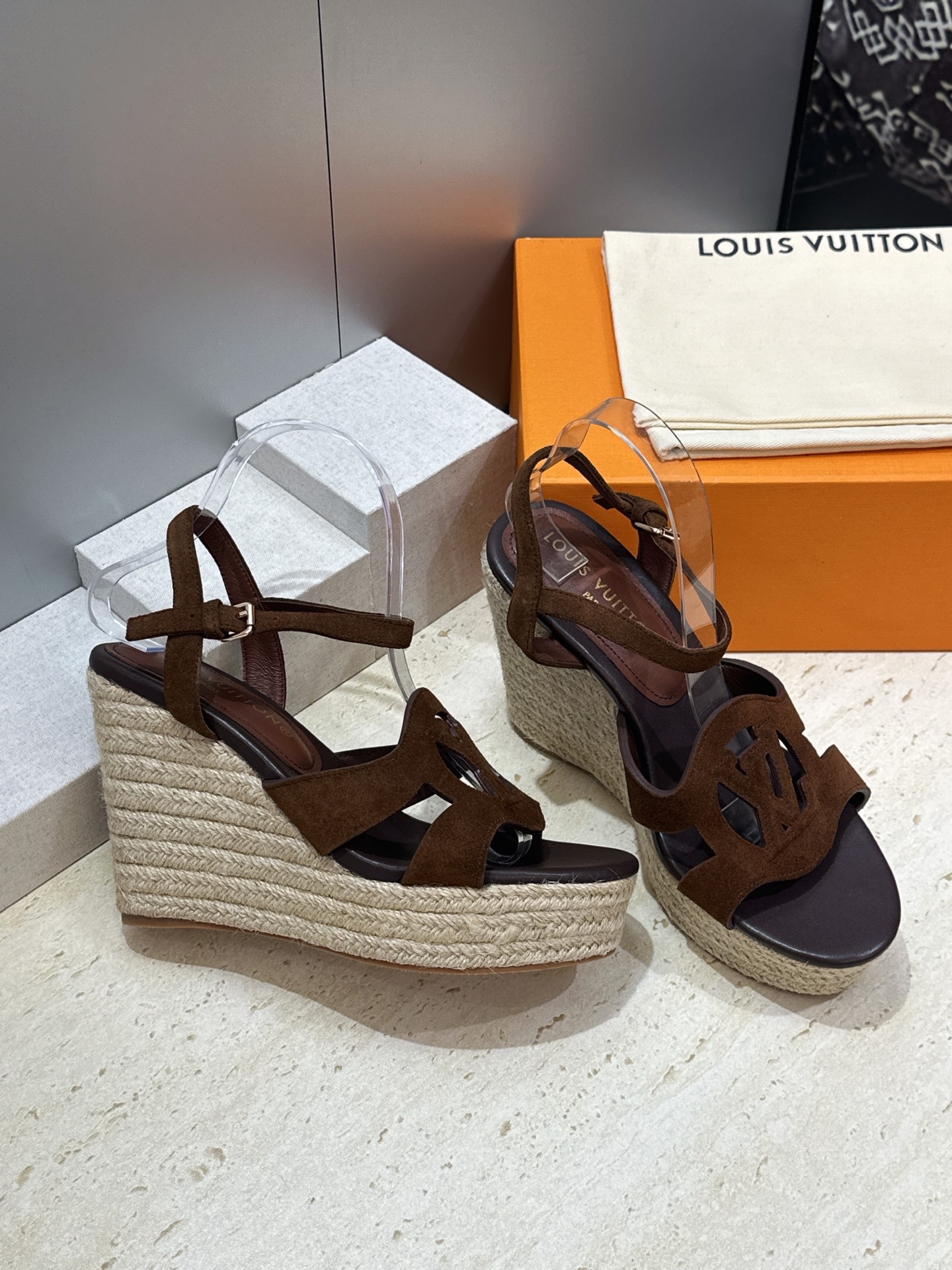 顶级版 Louis Vuitton 春夏新款厚底脚环绑带果冻色防水台女鞋  Lv字母logo镂空草编坡跟