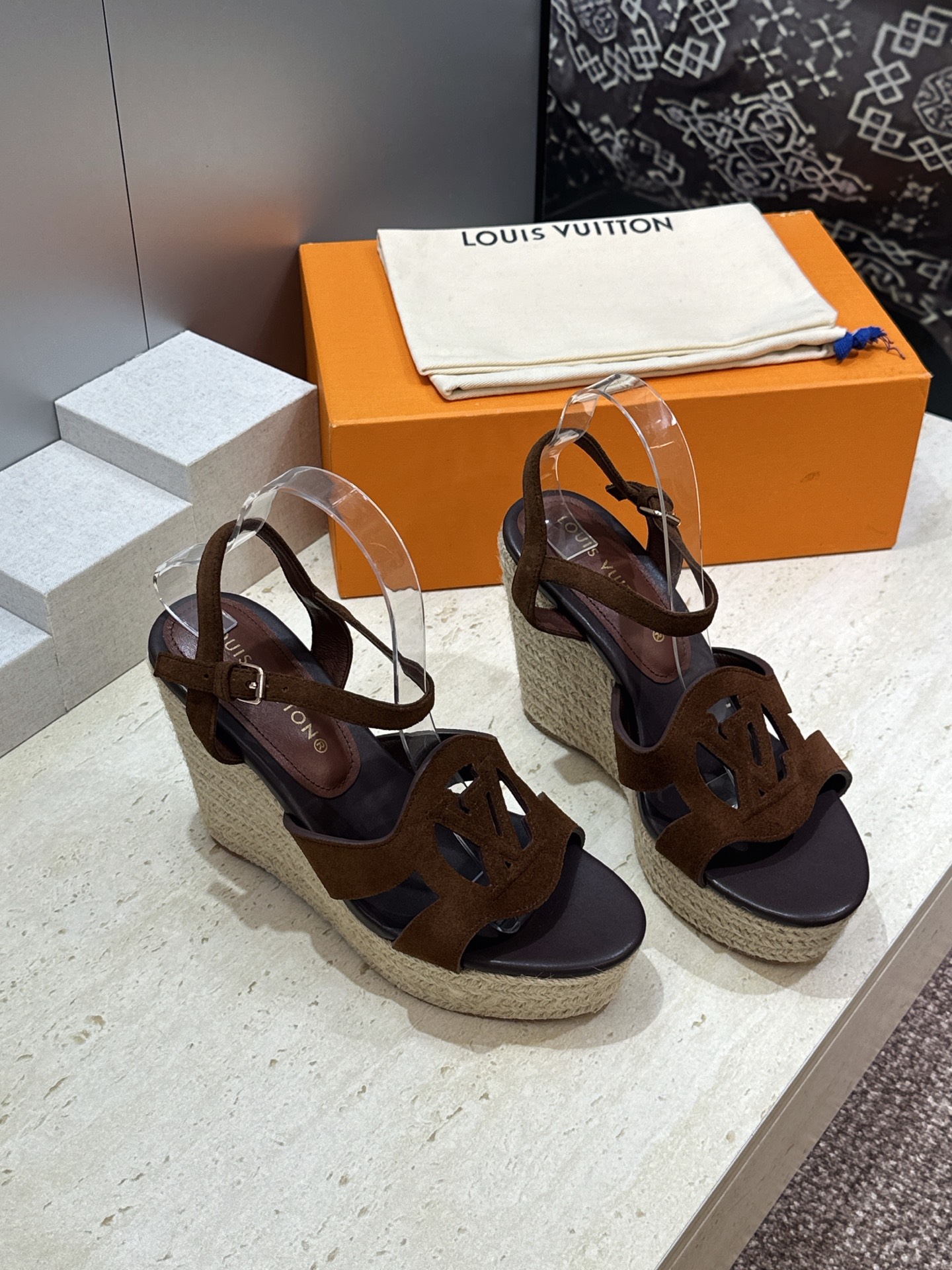 顶级版 Louis Vuitton 春夏新款厚底脚环绑带果冻色防水台女鞋  Lv字母logo镂空草编坡跟