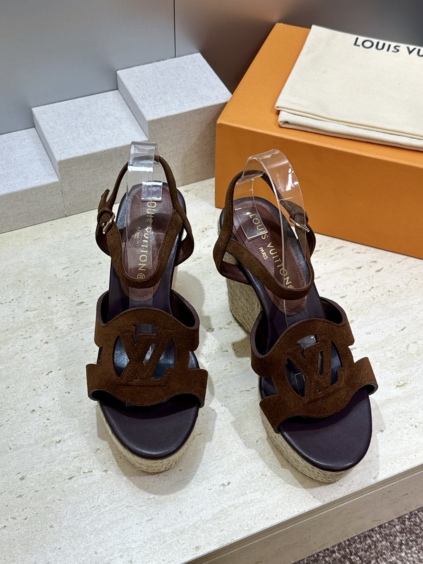 顶级版 Louis Vuitton 春夏新款厚底脚环绑带果冻色防水台女鞋  Lv字母logo镂空草编坡跟