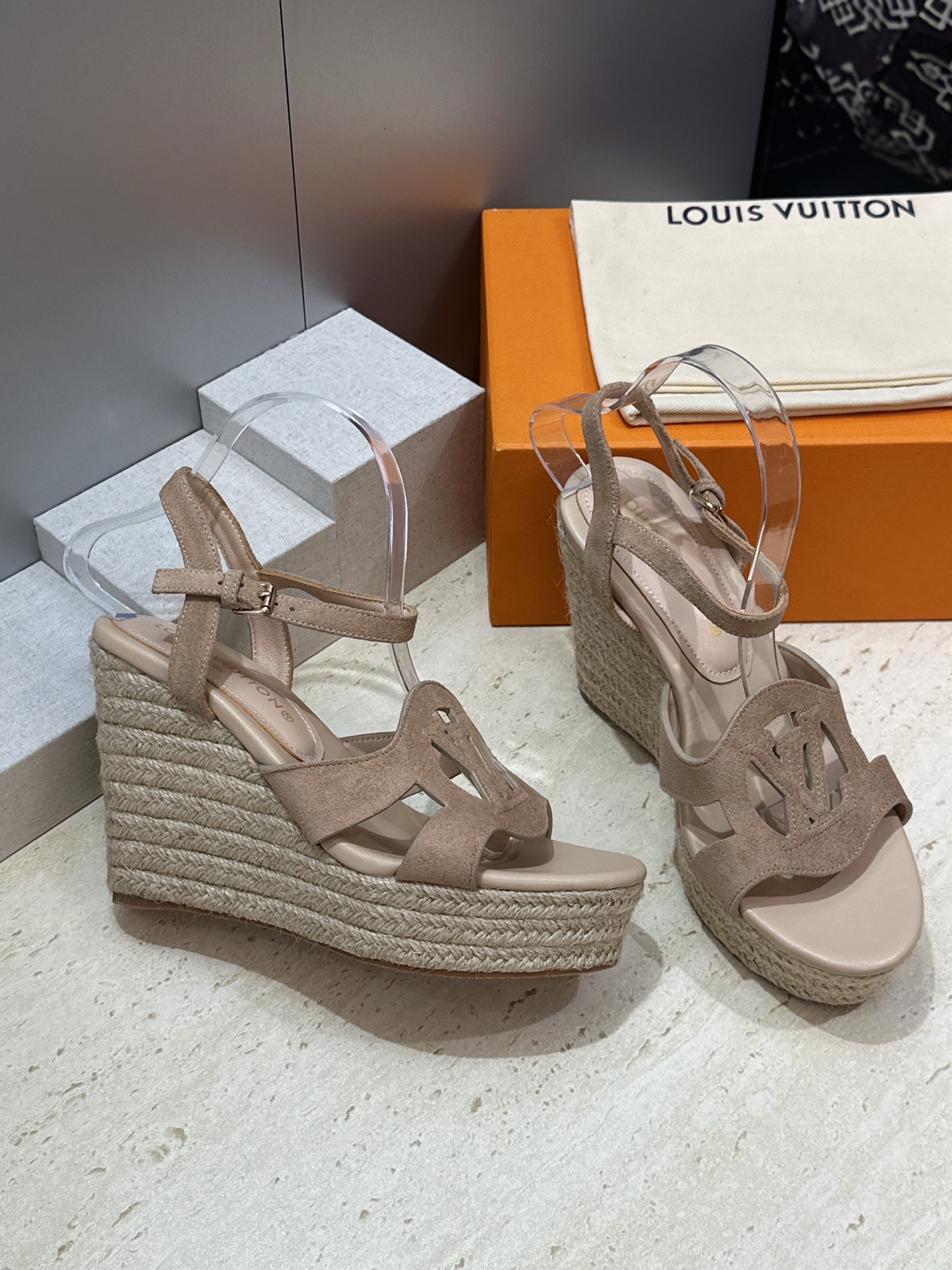 顶级版 Louis Vuitton 春夏新款厚底脚环绑带果冻色防水台女鞋  Lv字母logo镂空草编坡跟