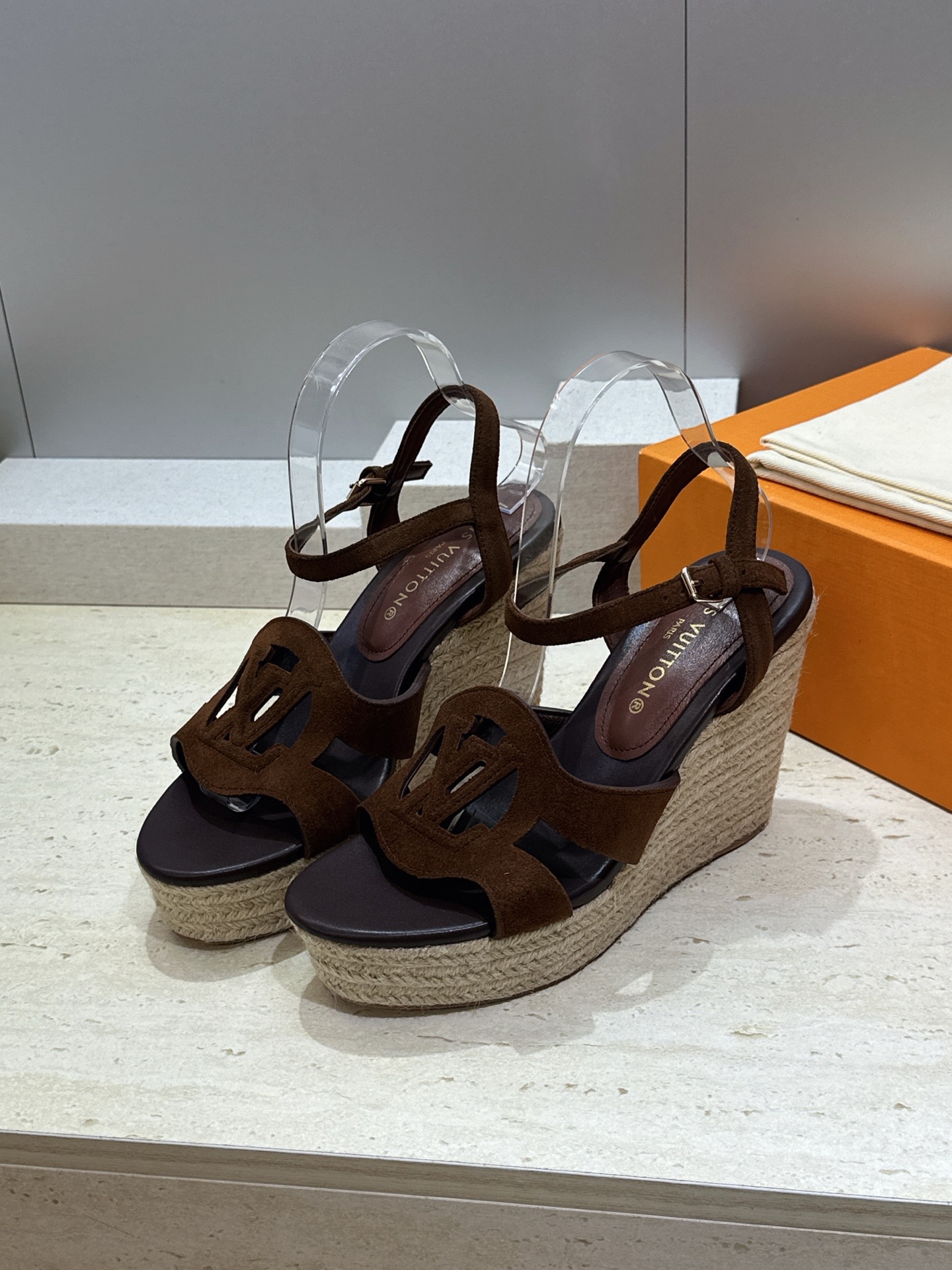 顶级版 Louis Vuitton 春夏新款厚底脚环绑带果冻色防水台女鞋  Lv字母logo镂空草编坡跟