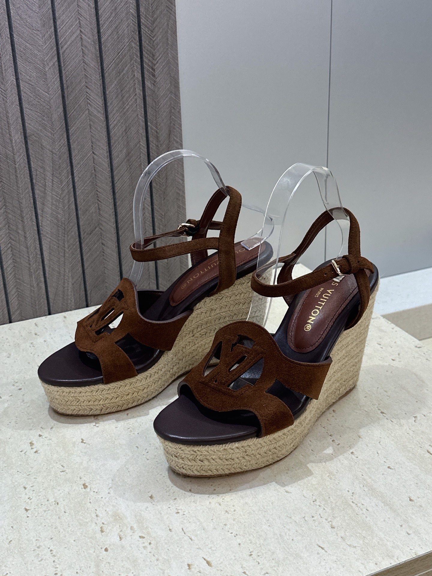 顶级版 Louis Vuitton 春夏新款厚底脚环绑带果冻色防水台女鞋  Lv字母logo镂空草编坡跟