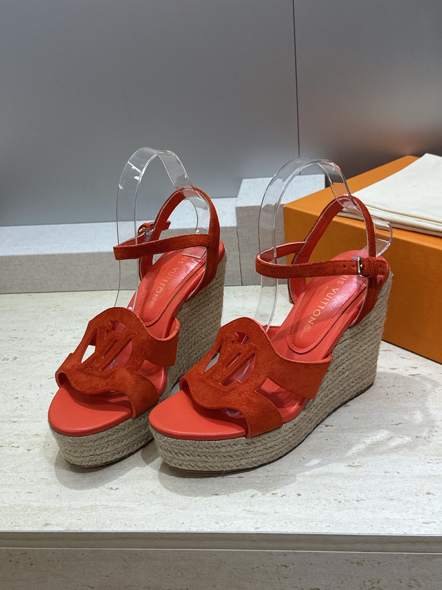 顶级版 Louis Vuitton 春夏新款厚底脚环绑带果冻色防水台女鞋  Lv字母logo镂空草编坡跟