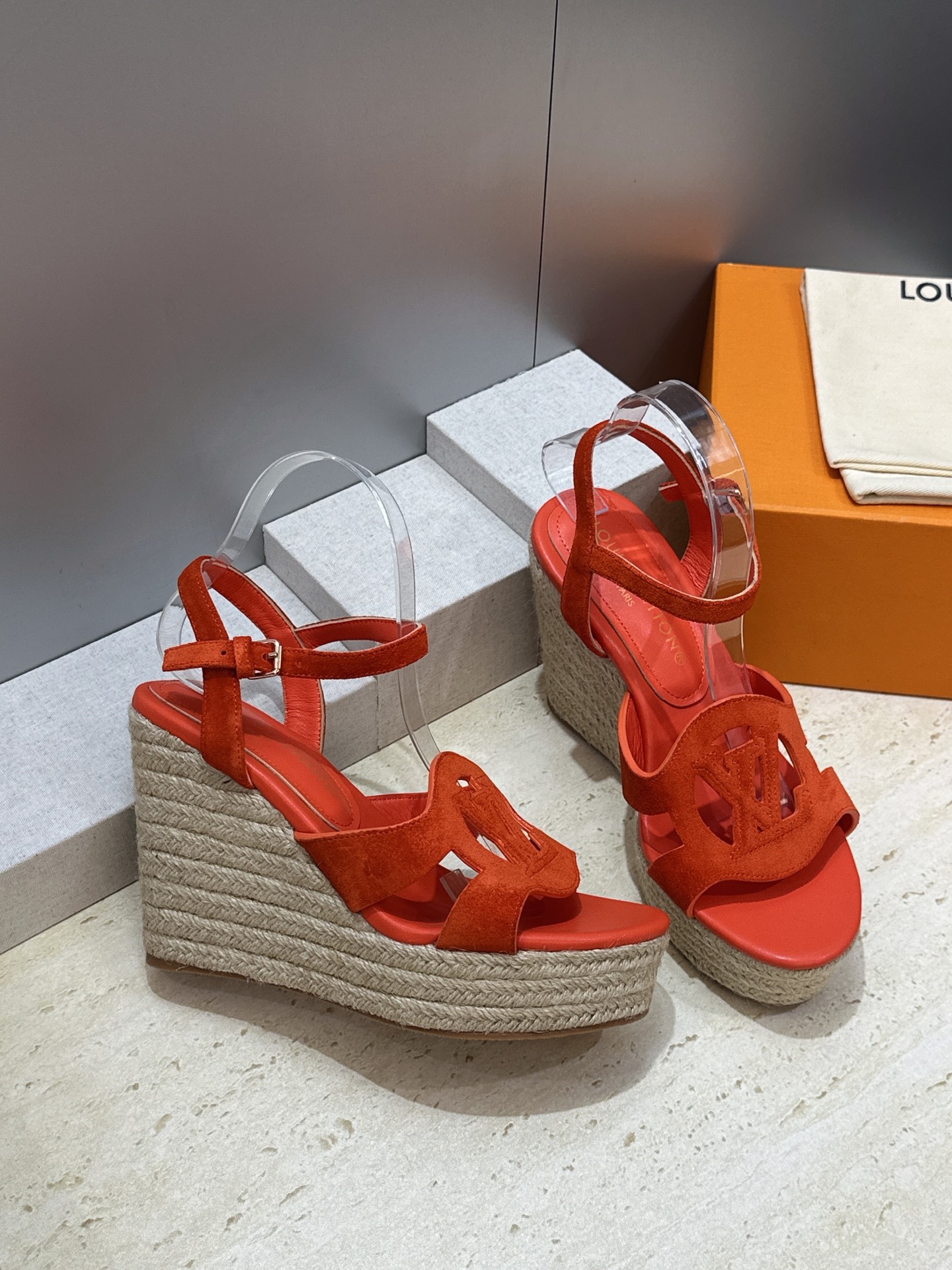 顶级版 Louis Vuitton 春夏新款厚底脚环绑带果冻色防水台女鞋  Lv字母logo镂空草编坡跟