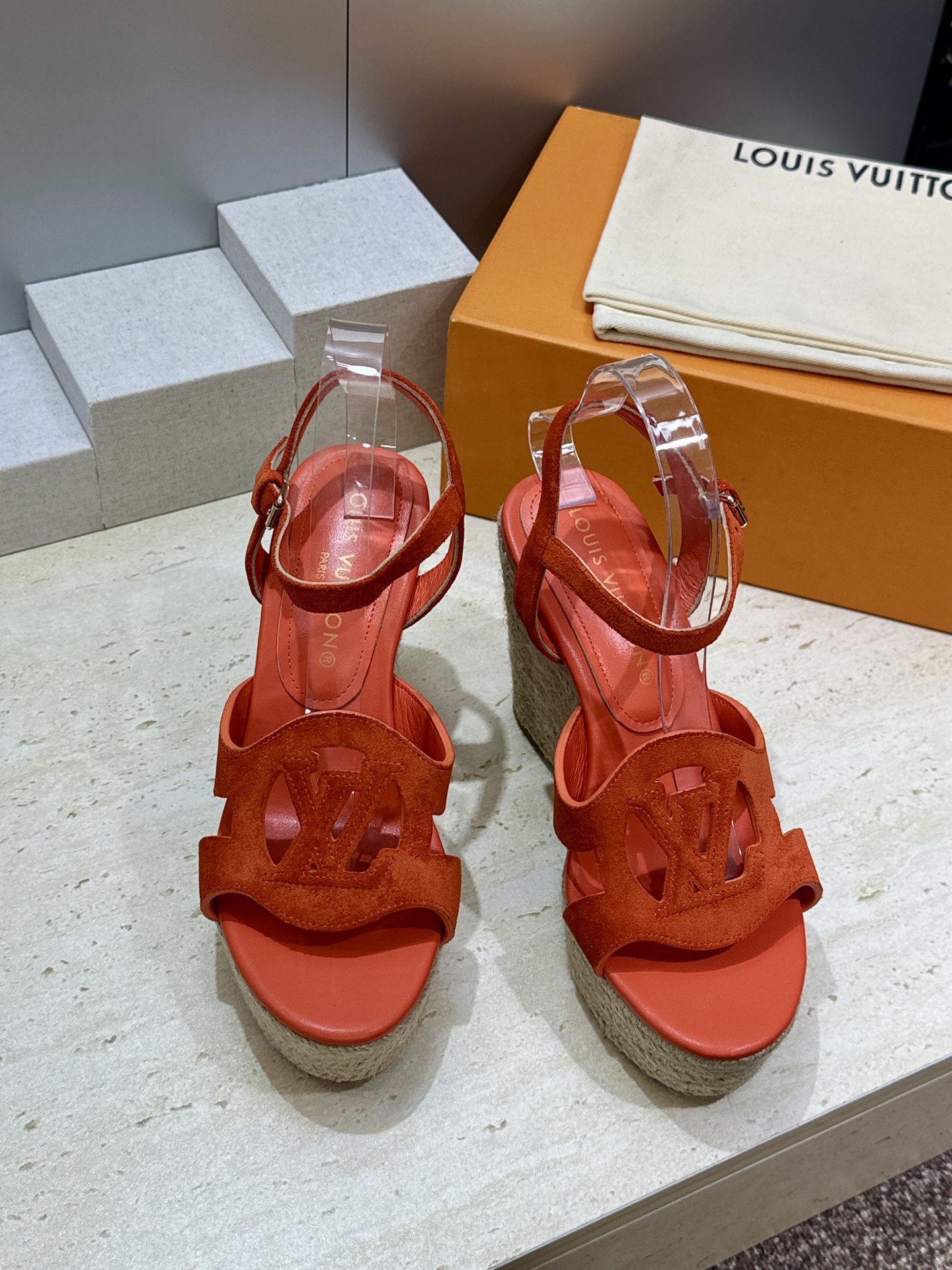 顶级版 Louis Vuitton 春夏新款厚底脚环绑带果冻色防水台女鞋  Lv字母logo镂空草编坡跟