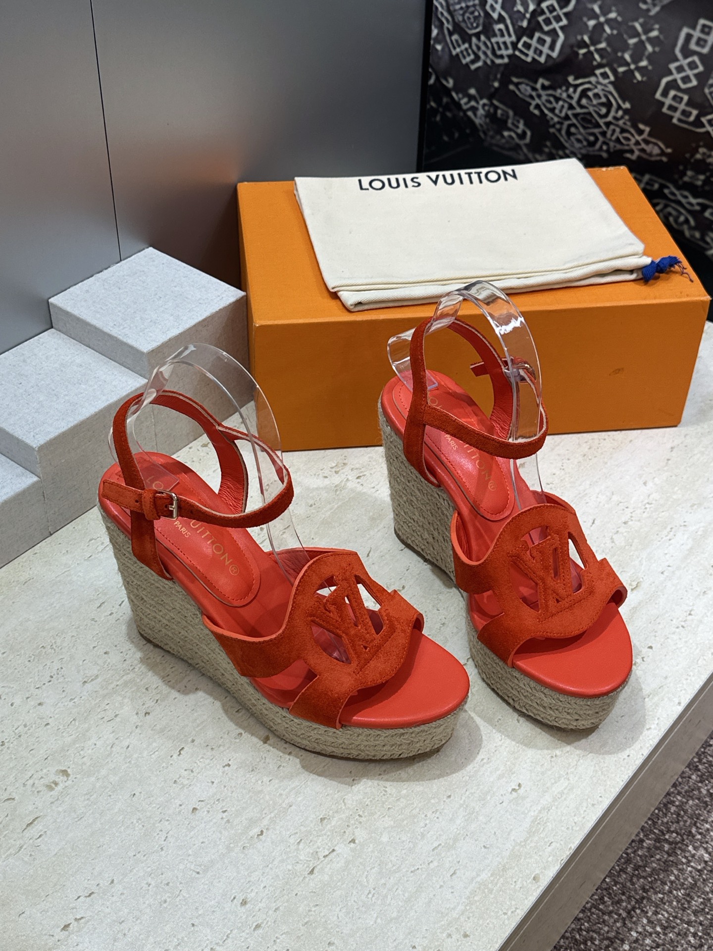 顶级版 Louis Vuitton 春夏新款厚底脚环绑带果冻色防水台女鞋  Lv字母logo镂空草编坡跟