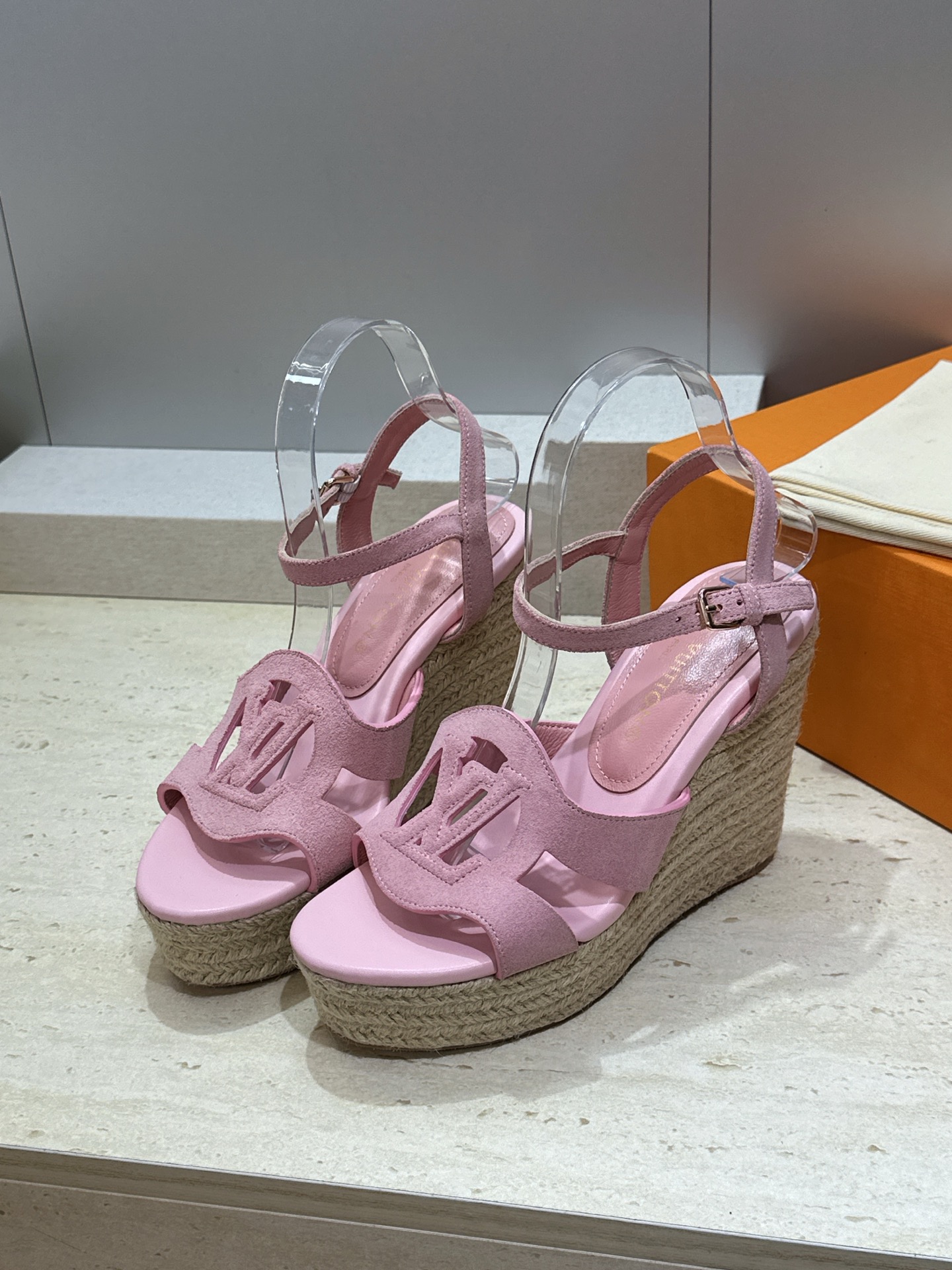 顶级版 Louis Vuitton 春夏新款厚底脚环绑带果冻色防水台女鞋  Lv字母logo镂空草编坡跟