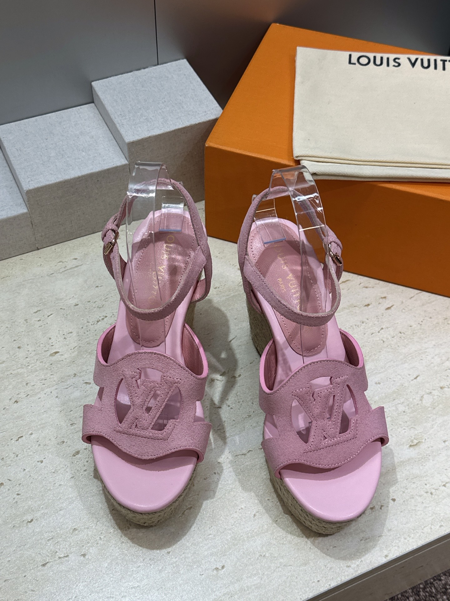 顶级版 Louis Vuitton 春夏新款厚底脚环绑带果冻色防水台女鞋  Lv字母logo镂空草编坡跟