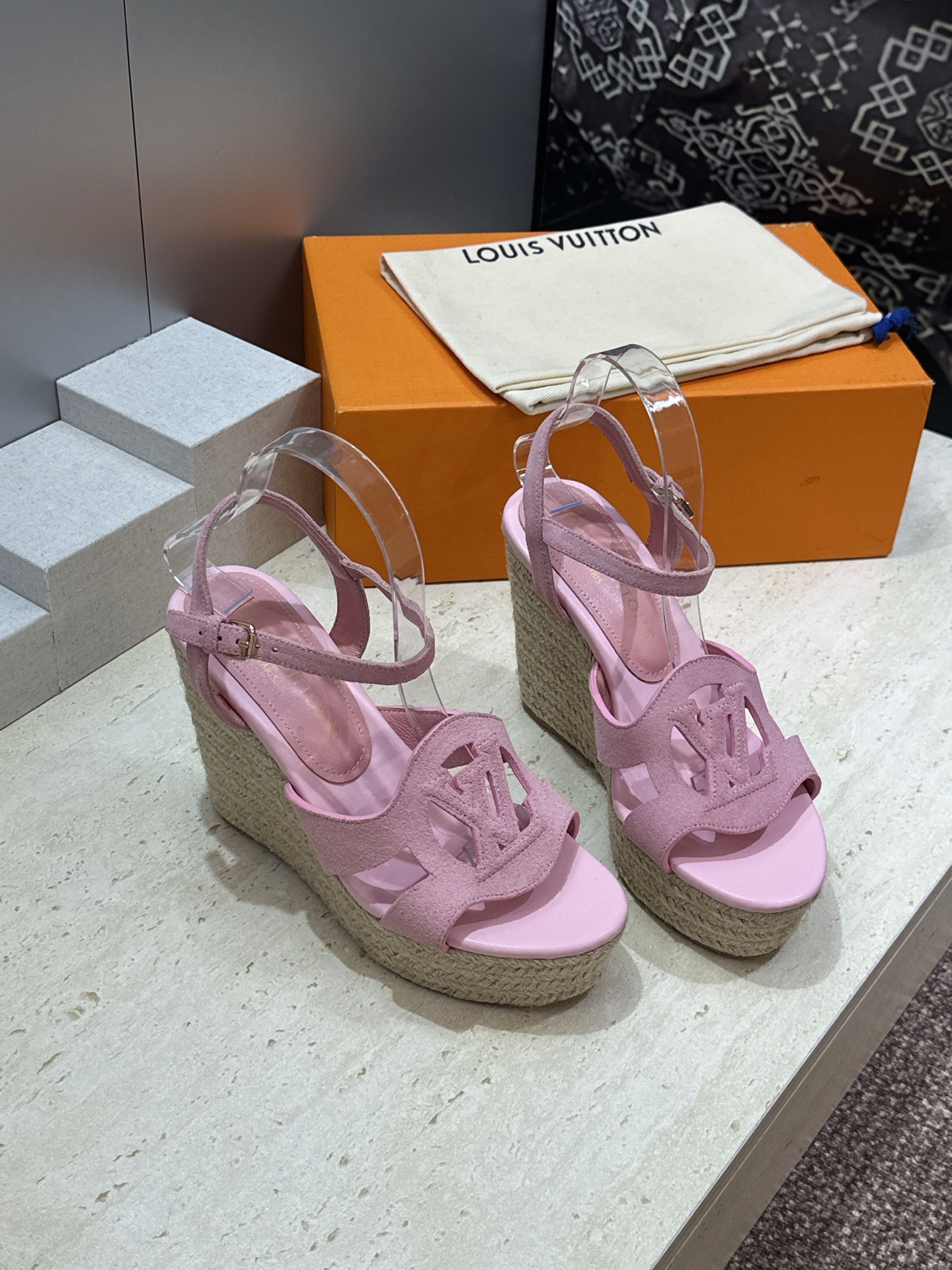 顶级版 Louis Vuitton 春夏新款厚底脚环绑带果冻色防水台女鞋  Lv字母logo镂空草编坡跟