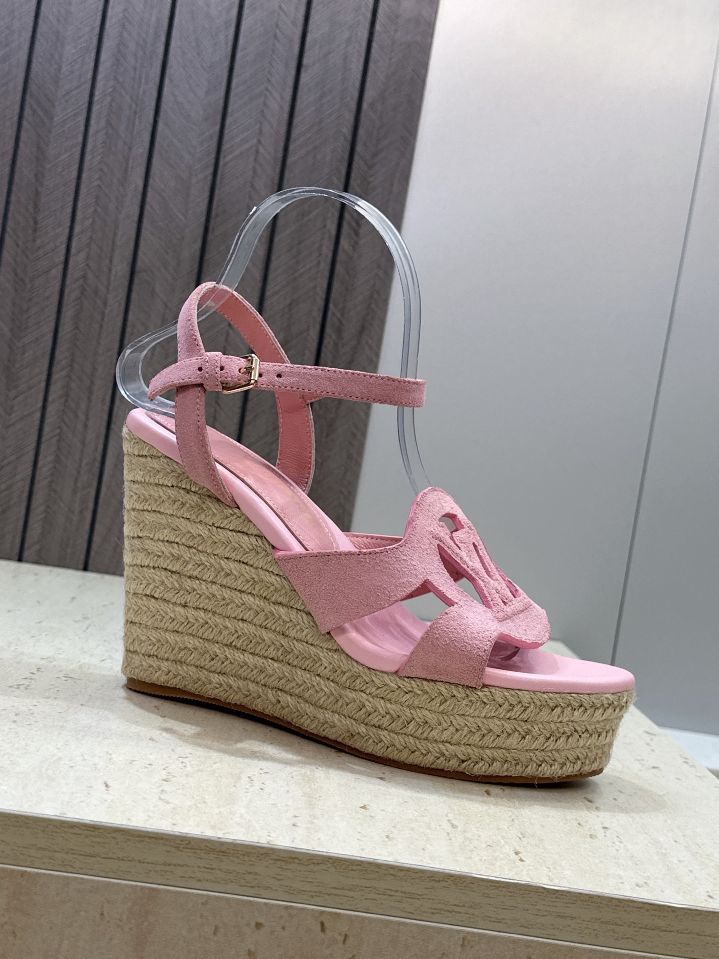 顶级版 Louis Vuitton 春夏新款厚底脚环绑带果冻色防水台女鞋  Lv字母logo镂空草编坡跟
